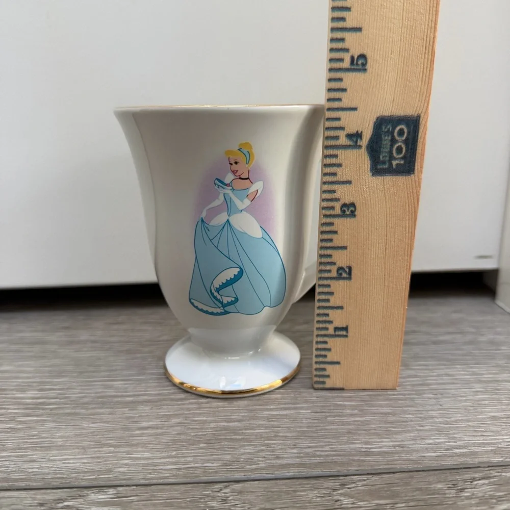 DISNEY STORE CINDERELLA PRINCESS SIGNATURE COFFEE TEA MUG WITH PEDESTAL BASE